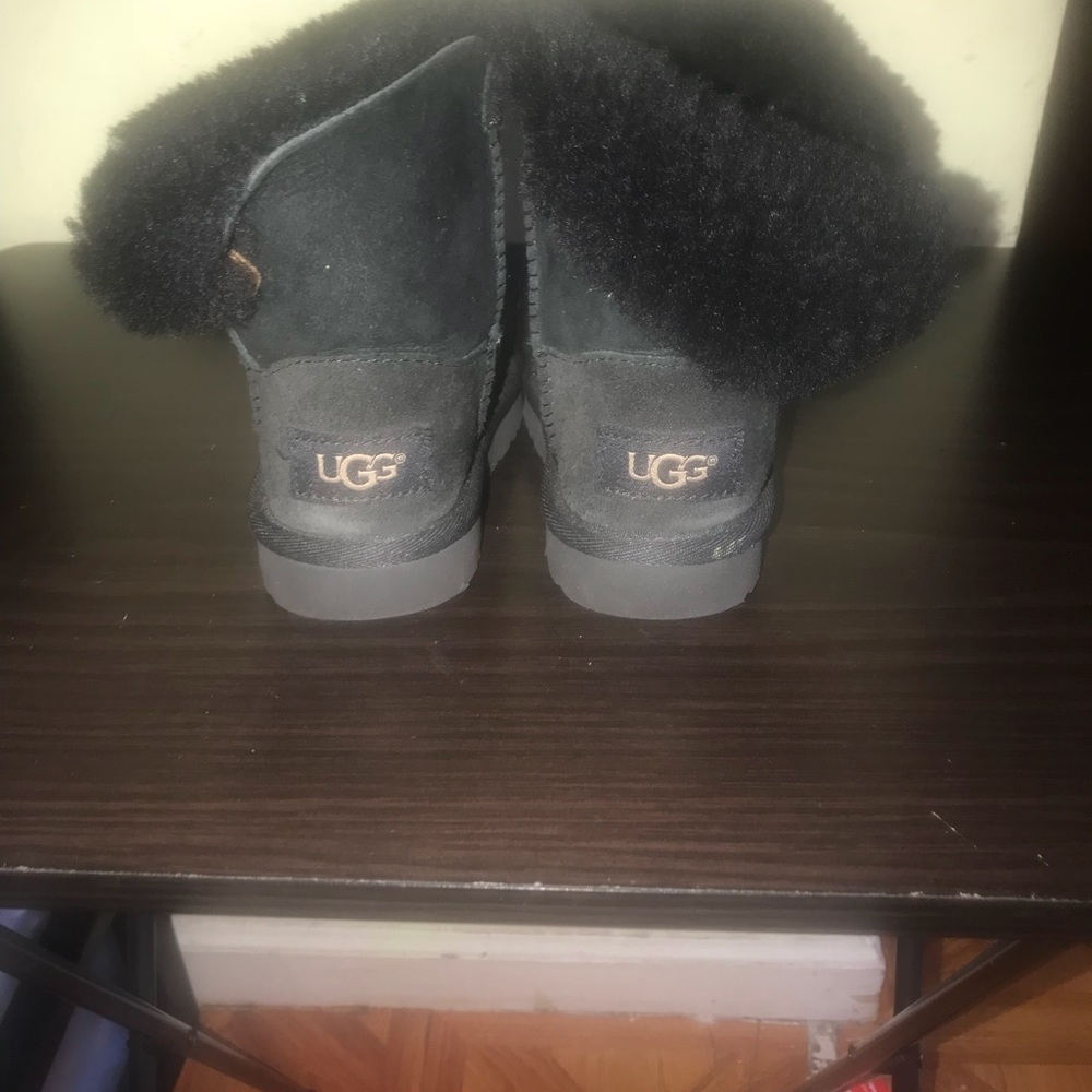 UGGS - Picture 2 of 2